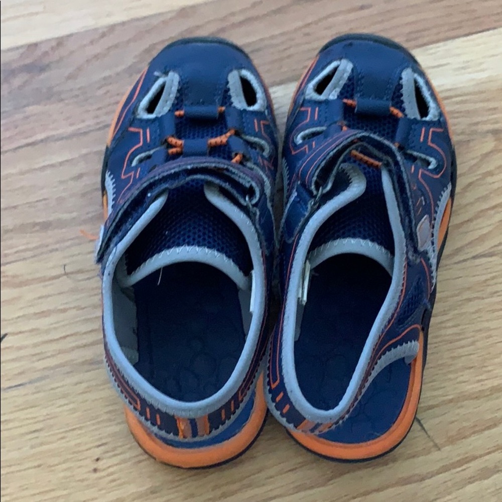 Boys closed toed sandals with velcro